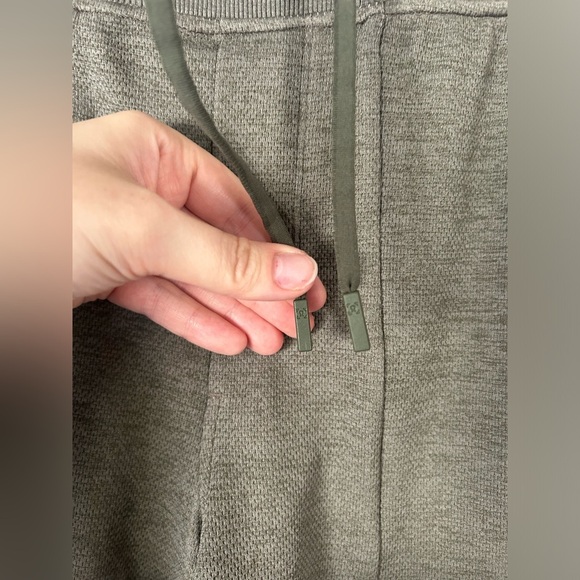 Lululemon Textured Tech Short 7" Liner Olive Green Size Medium - Picture 4 of 12